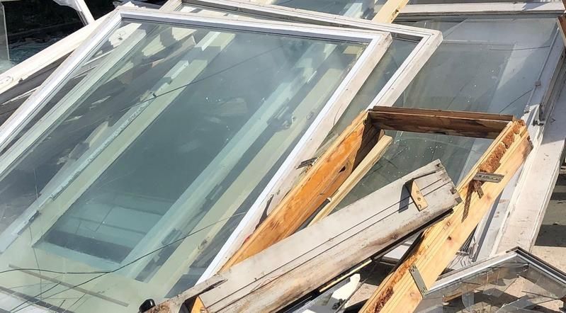 Glasfenster mit Holz